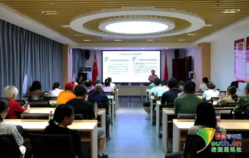 攀枝花学院师生化身康养志愿者送健康进社区(图3)