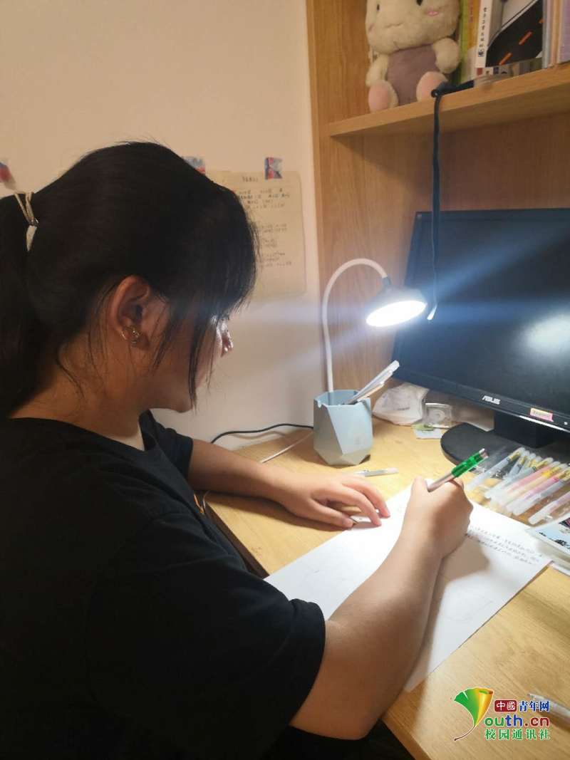 图为赤子之心服务队队员正在为爷爷奶奶写信.